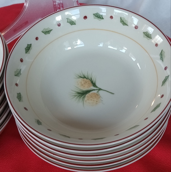 12 MB Merry Brite Soup Bowl - Picture 2 of 7